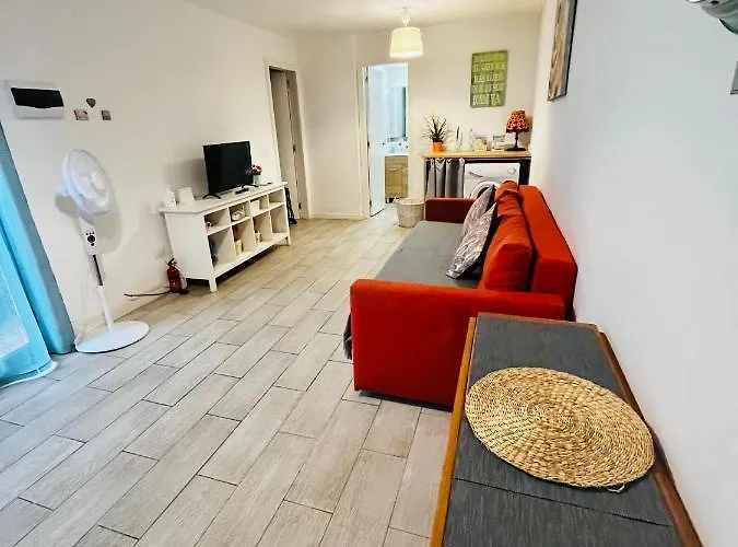 Διαμέρισμα Cozy In Centric Area At With Air Conditioner